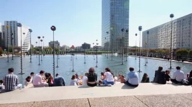 İnsanlar dinlen Bassin de Takis oturan