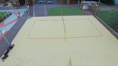 Voleybol oynamak insanlar ile kum oyun grupları