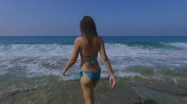 Mayo dalgalar deniz waling içinde kadın 