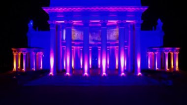 Fuar aydınlatılmış cephe ile festival sırasında köşk