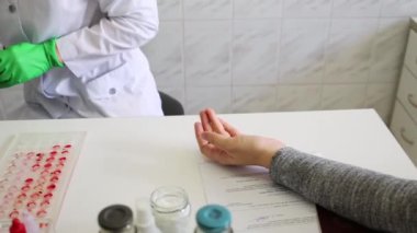 Hastanın parmak iğneleyici laboratuar işçisi