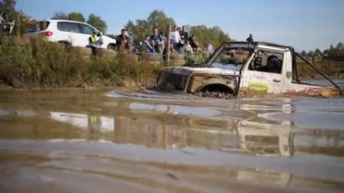 Araba off-road rekabet suda hareket eder 