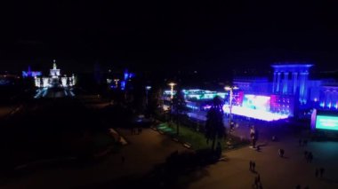 video yükleme ile sahne yakınındaki insanlar yürümek