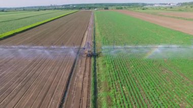 Çiftlik alanı sistemde ıslatma ile traktör 