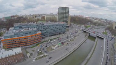 Jauza nehir iskele üzerinde şehir trafik