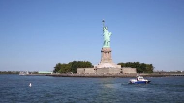 New York'taki özgürlük ve polis tekne heykeli