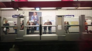 Metro treni istasyondan Paris'te Concorde ayrılır