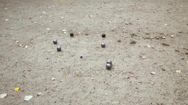 cochonnet ve Petank topları yere