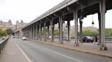 Bir Hakeim Köprüsü ve gemiler de Paris