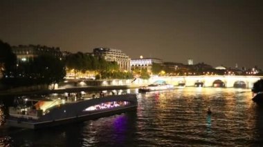 ters yönde Seine Nehri üzerinde tekne yüzer