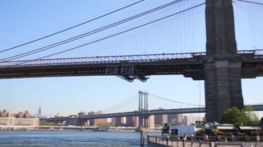 Yüksek gökdelenler ve Brooklyn Köprüsü 