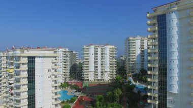 Havuzları ve tenis kortları konut evleri arasında 