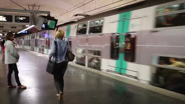 Поезд в метро в Париже — стоковое видео