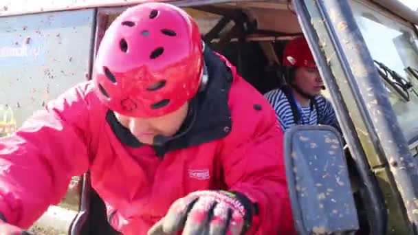 Fahrer steigt bei Geländewagen-Wettbewerb aus — Stockvideo