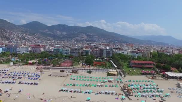 Townscape with many people on sand beach — Stock Video