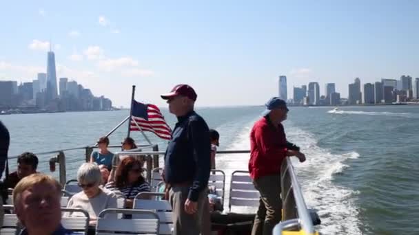 Turistas relaxando no navio — Vídeo de Stock