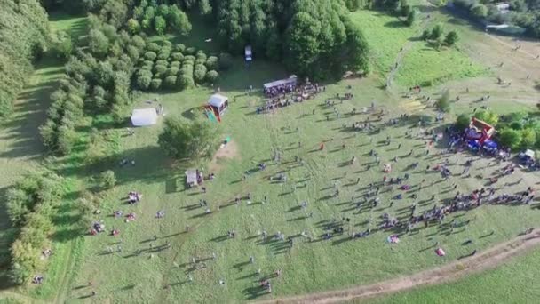 Personer på gräs fält under drakar festival — Stockvideo