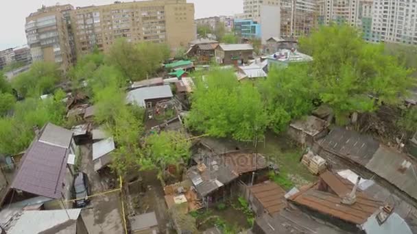 Miasta slumsów wśród wysokie domy mieszkania — Wideo stockowe