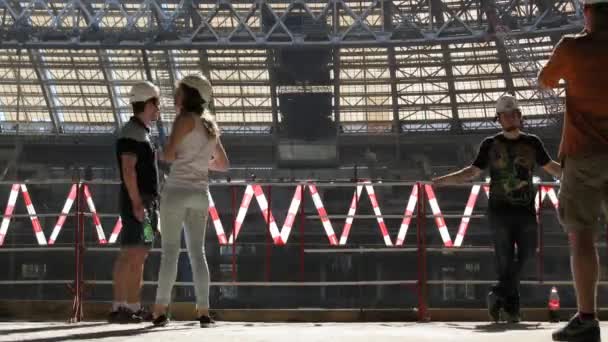 Emberek tartózkodás-erkélyen a Luzhniki stadium — Stock videók
