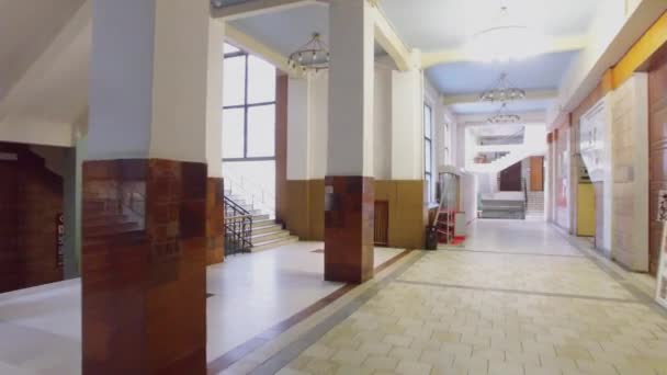 Salón con escalera en la Universidad — Vídeos de Stock