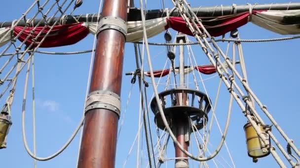 Attaque et drapeau noir du bateau pirate  