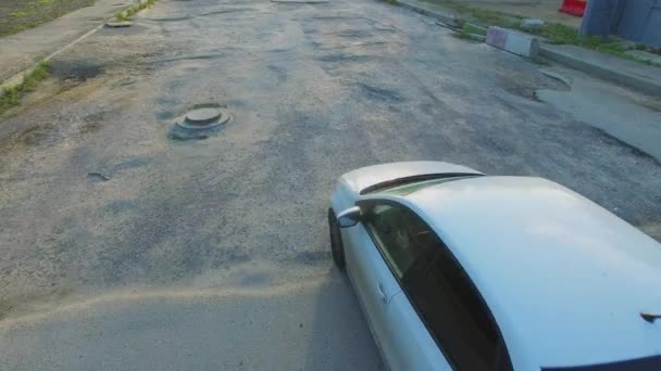 Paseos en coche por carretera reparada — Vídeos de Stock