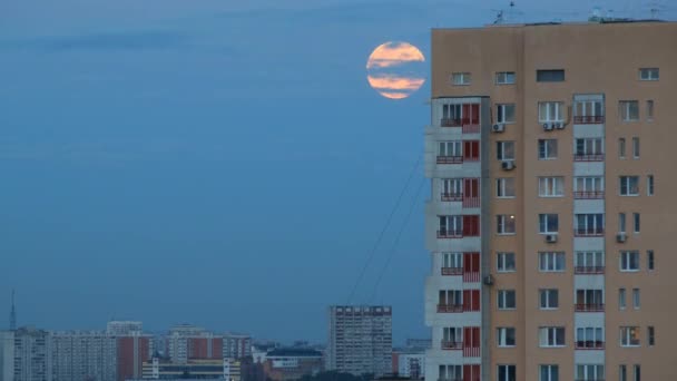 Månen rör sig över himlen över staden — Stockvideo