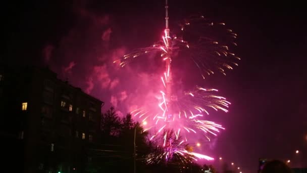 Feux d'artifice avec fumée et tour de télévision éclairée Ostankino — Video