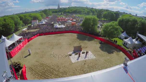 La gente ve el rendimiento durante las vacaciones al aire libre — Vídeo de stock