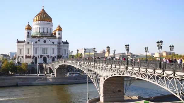 Personnes marchant sur le pont patriarcal près de la cathédrale — Video