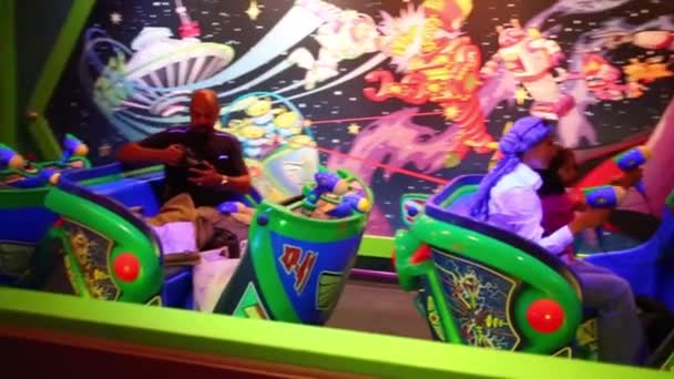 Mensen met speelgoed geweren in attractie in Disneyland — Stockvideo