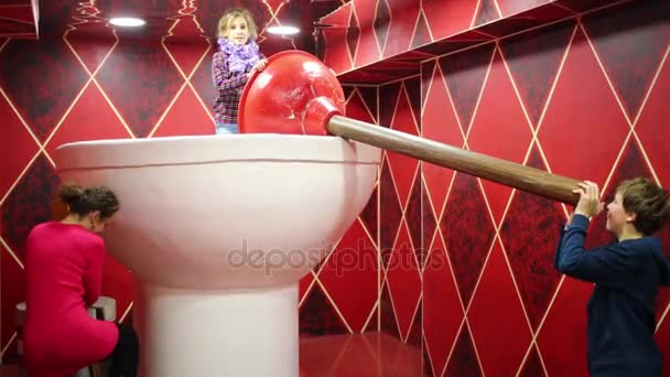 Mère avec enfants dans de grandes toilettes dans la maison géante — Video