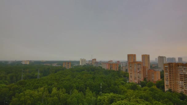 Nubes de tormenta moviéndose sobre el complejo residencial — Vídeo de stock