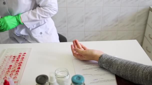Laborangestellte sticht Patientin in Finger — Stockvideo