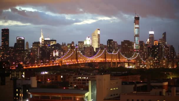 Освещённый мост Куинсборо в Нью-Йорке — стоковое видео