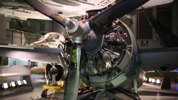 De propeller vliegtuigen in lucht Space Museum — Stockvideo