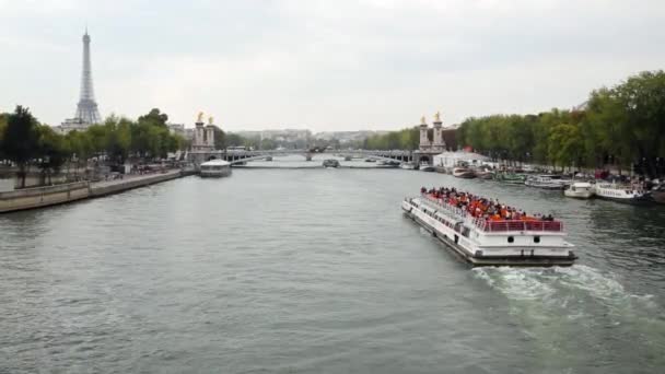 Лодки плывут по реке Сена к мосту — стоковое видео