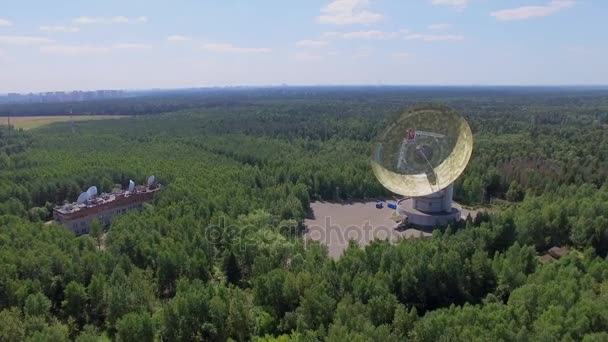 Radiosände teleskop bland skog — Stockvideo