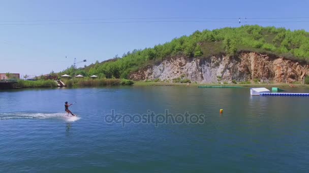 男人骑在金电缆公园冲浪板上 — 图库视频影像