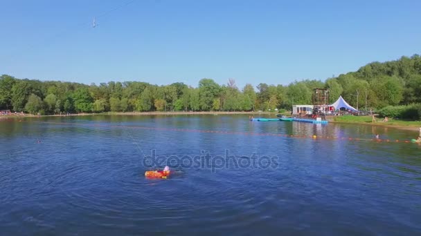 Girl swim with wakeboard in Putyaevsky pond — Stock Video