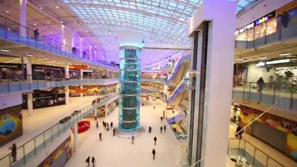 Großzügiges und modernes Einkaufszentrum Aviapark. — Stockvideo