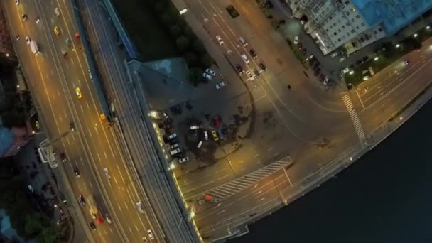 Transporter flyttas av Novoandreevsky bridge — Stockvideo