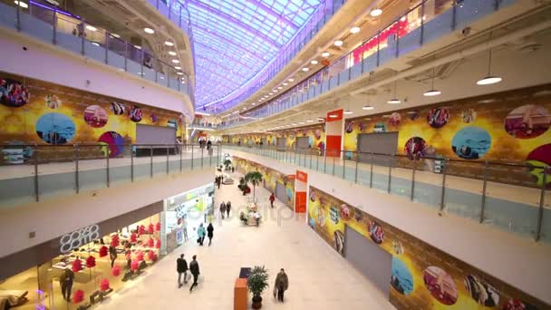 Hall con tiendas en el centro comercial Aviapark — Vídeos de Stock