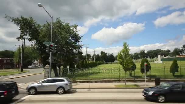 Banliyösünde cemetery yakınındaki yolda taşıma arabaları — Stok video