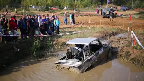SUV rides in big puddle in off-road competition — Stock Video