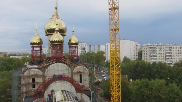 Campana di sollevamento sul cantiere della chiesa — Video Stock