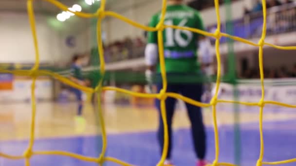 Torhüter beim Hallenfußballspiel — Stockvideo