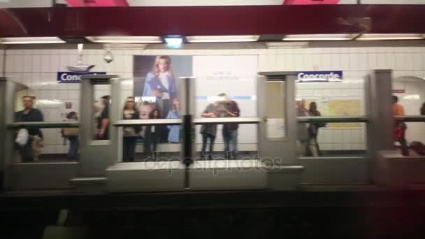 Comboio do metrô deixa a estação Concorde em Paris — Vídeo de Stock