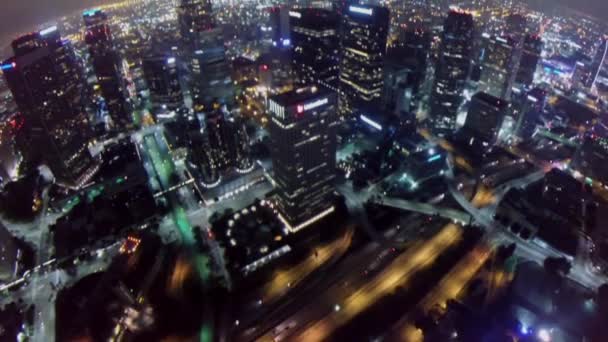 运输交通附近金融区的摩天大楼 — 图库视频影像