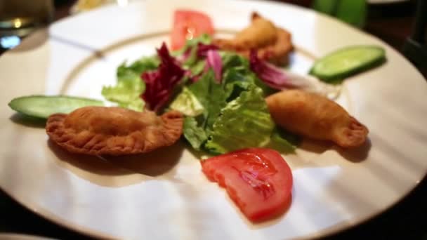 Placa con comida en la mesa — Vídeos de Stock